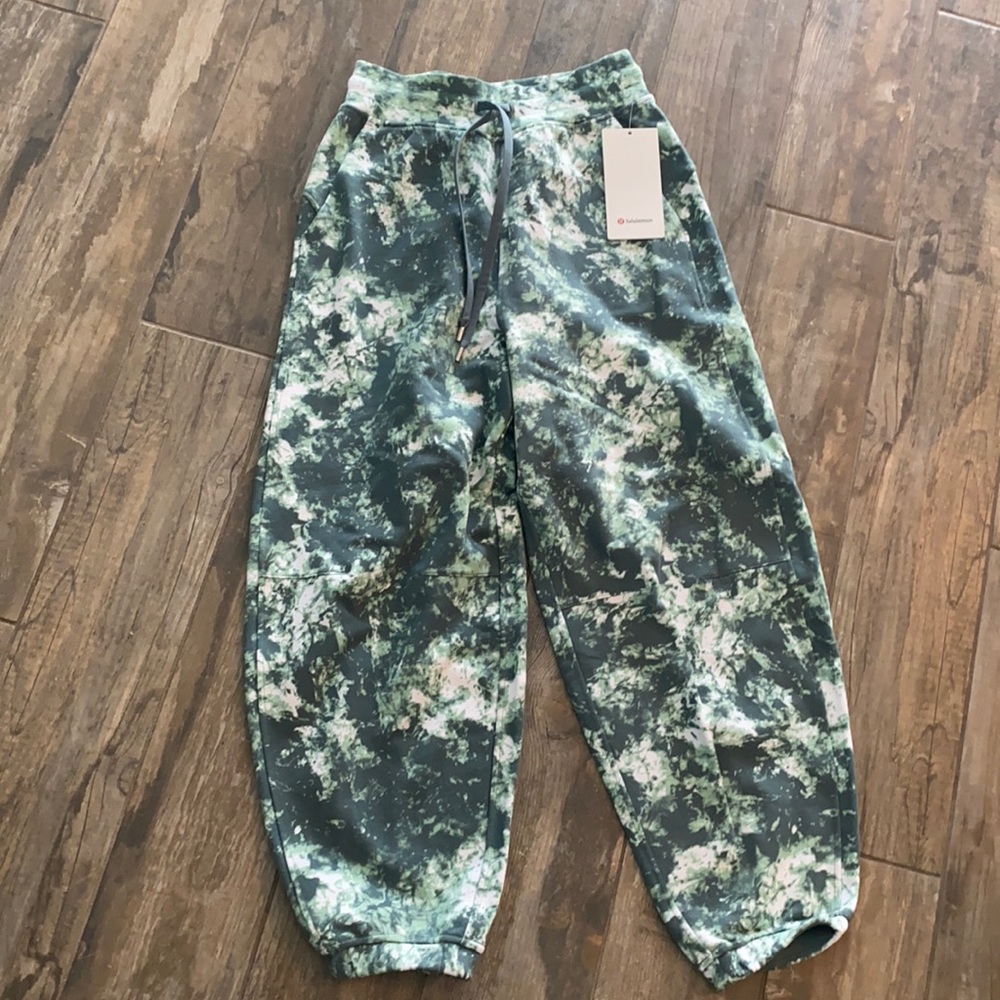 Lululemon relaxed fit French terry jogger
